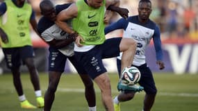 Olivier Giroud et Moussa Sissoko sous le regard de Patrice Evra