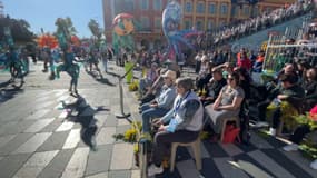 Depuis 2024, le carnaval de Nice propose au public malvoyant des défilés en audiodescription, comme ici le 26 février 2025 sur la place Masséna.