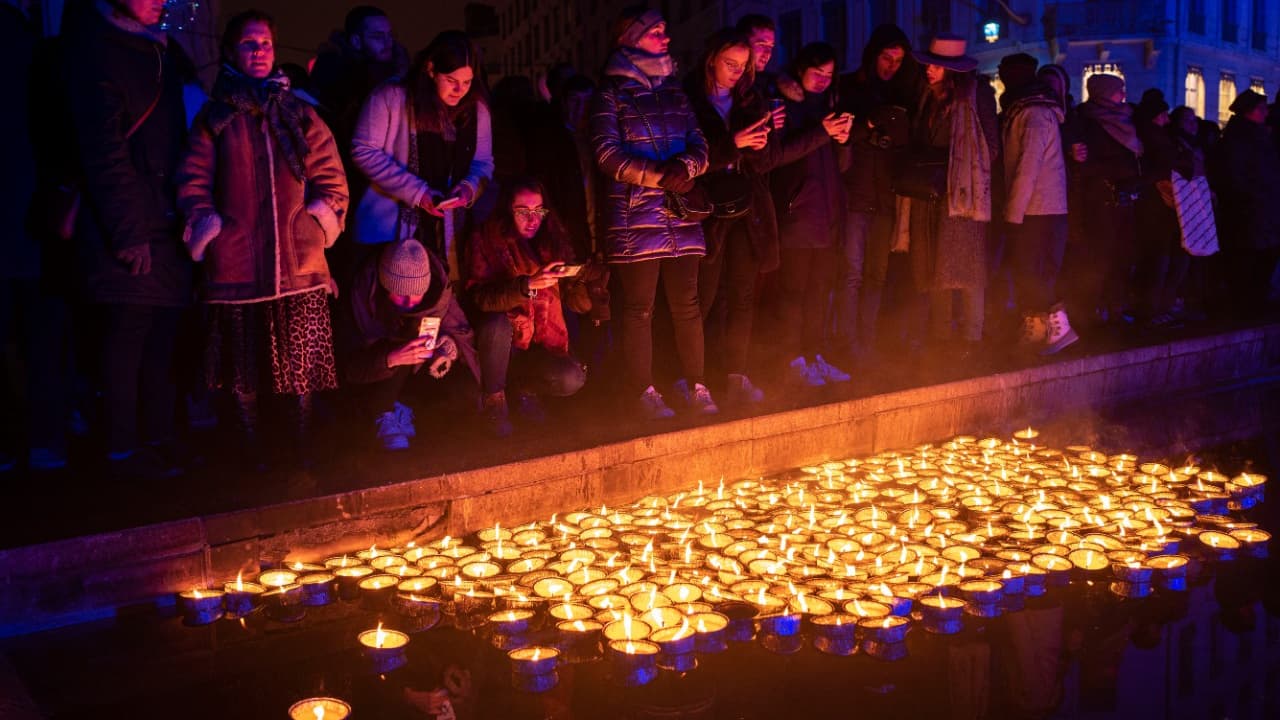 Des bougies dans la fontaine place de la République, à Lyon, le 5 décembre 2019 Des bougies dans la fontaine place de la République, à Lyon, le 5 décembre 2019