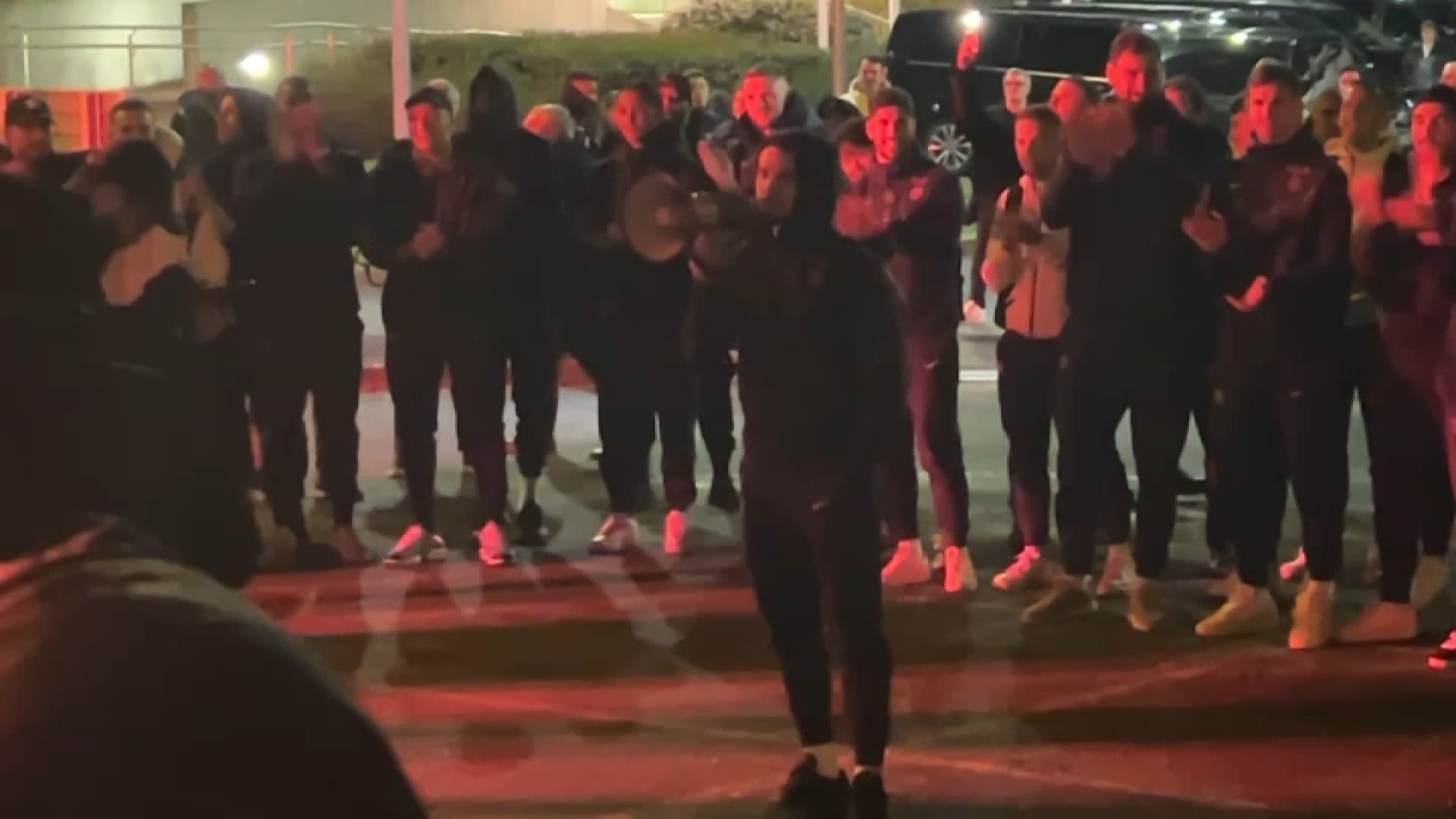 Warren Zaïre-Emery lance un chant devant les supporteurs parisiens à Roissy après la victoire à Marseille (0-2), dans la nuit du 31 mars au 1er avril 2024