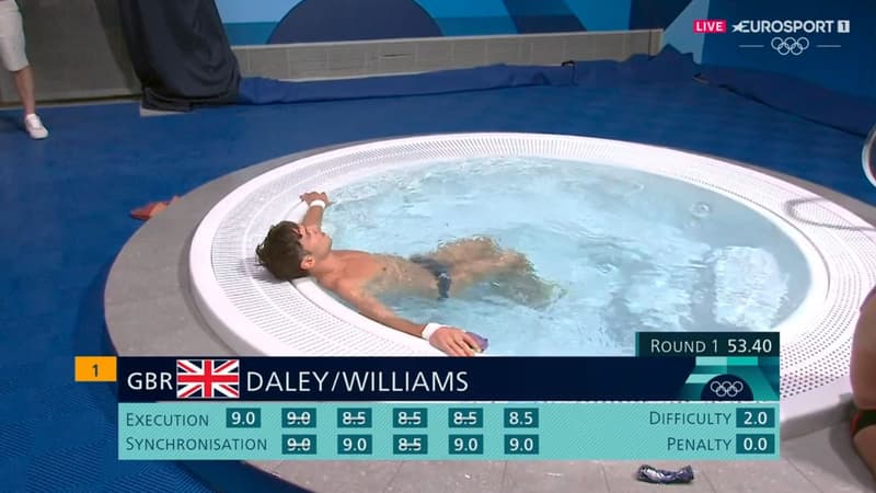 le plongeur britannique Tom Daley dans le jacuzzi après un plongeon lors des JO Paris 2024