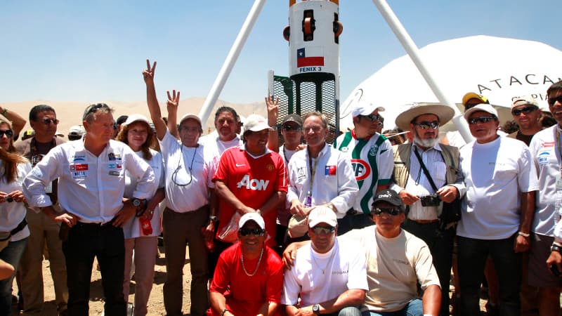 Les mineurs chiliens posent devant la nacelle qui les a sortis de leur mine