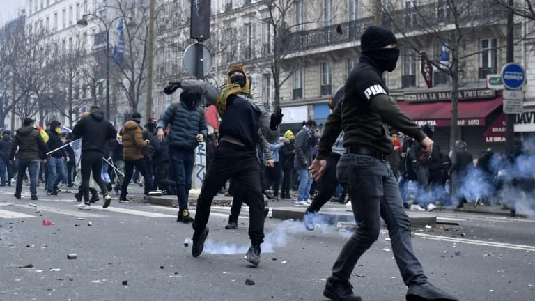 Violences en marge d'une manifestation à Paris, au lendemain de la mort de trois Kurdes tués par balle, dans le Xe arrondissement de la capitale, le 24 décembre 2022