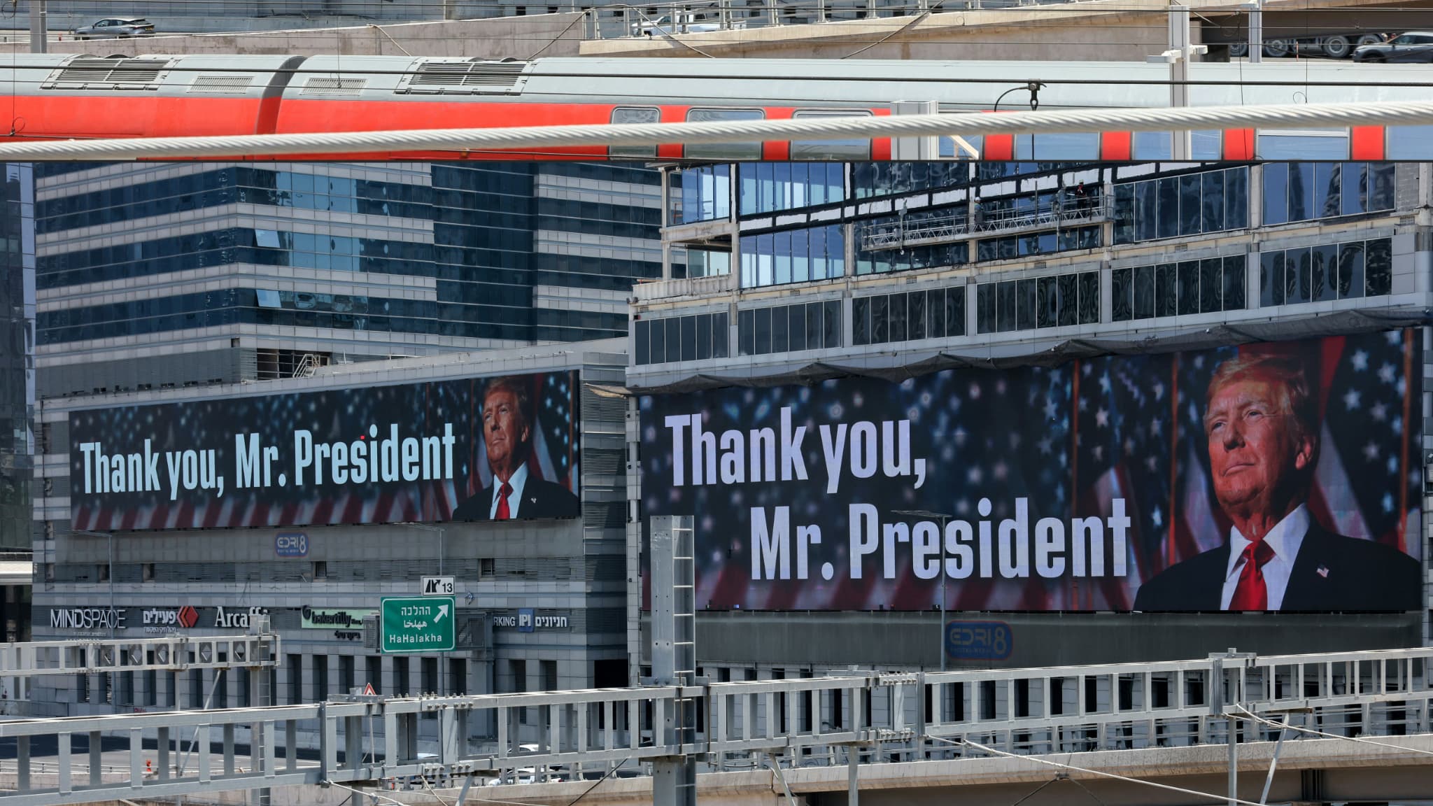 Des banderoles avec un message adressé à Donald Trump disant "Mr. President, Finish the job" et "Thank you Mr. President" au même endroit à Tel Aviv, le 18 et le 22 juin 2025.