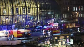Des pompiers et des véhicules de secours sont positionnés devant la gare de Strasbourg après la collision de deux tramways, à Strasbourg, le 11 janvier 2025.