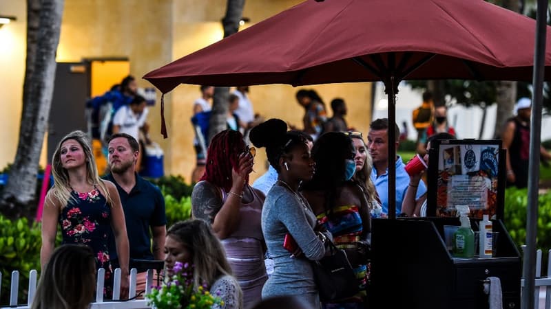 Des passants dans la ville de Miami aux Etats-Unis, en pleine épidémie de coronavirus le 26 juin.