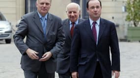 (De G à D) Jean-Marc Ayrault, Claude Estier et François Hollande, alors premier secrétaire du PS, le 14 avril 2004 à Matignon