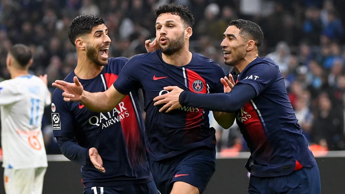 Gonçalo Ramos célèbre avec ses coéquipiers le deuxième but parisien, le 31 mars 2024.