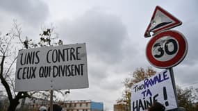 Des pancartes lors d'une manifestation à Romans-sur-Isère le 2 décembre 2023. (Photo d'archive)