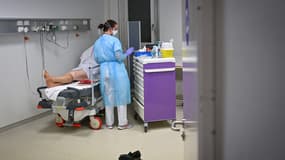 Une infirmière s'occupe d'un patient au service des urgences de l'hôpital Emile Muller à Mulhouse, le 16 janvier 2023. Photo d'illustration