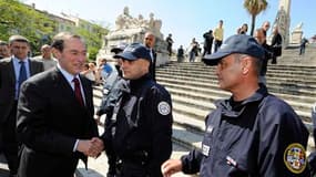 Claude Guéant a annoncé jeudi à Marseille plusieurs mesures destinées à renforcer la sécurité dans la cité phocéenne. La visite du ministre de l'Intérieur intervenait trois jours après la mort d'un adolescent de 15 ans tué par balle alors qu'il tentait de