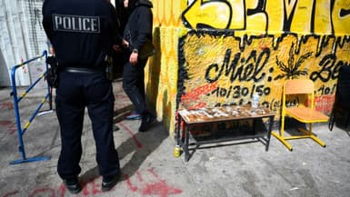 Contrôle de police à la recherche de trafiquants de drogue à la cité des Rosiers, quartier nord de Marseille, dans le sud de la France. Le 31 mars 2023
