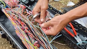 Un technicien Orange reconnectant fil à fil chaque ligne des clients après un vol de câbles en cuivre à Ids-Saint-Roch (Cher).