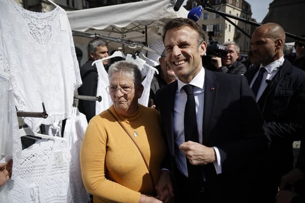 Emmanuel Macron sur un marché à Dôle (Jura) le 27 avril 2023 