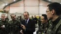 Visite du ministre de la Défense Gérard Longuet aux troupes françaises à Kaboul, le 1er janvier. La France a suspendu temporairement ses opérations en Afghanistan après la mort de quatre de ses soldats, vendredi dans l'est du pays. /Photo prise le 1er jan