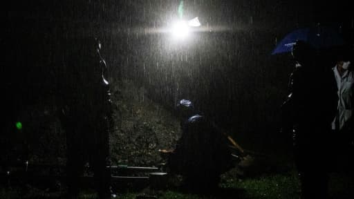 Des fossoyeurs se préparent à descendre un cercueil d'un mort du Covid-19 dans la fosse, dans un cimetière à Managua, le 8 juin 2020