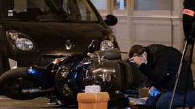 Un policier inspecte une moto, mercredi 19 février, rue Drouot, à Paris, après le braquage.