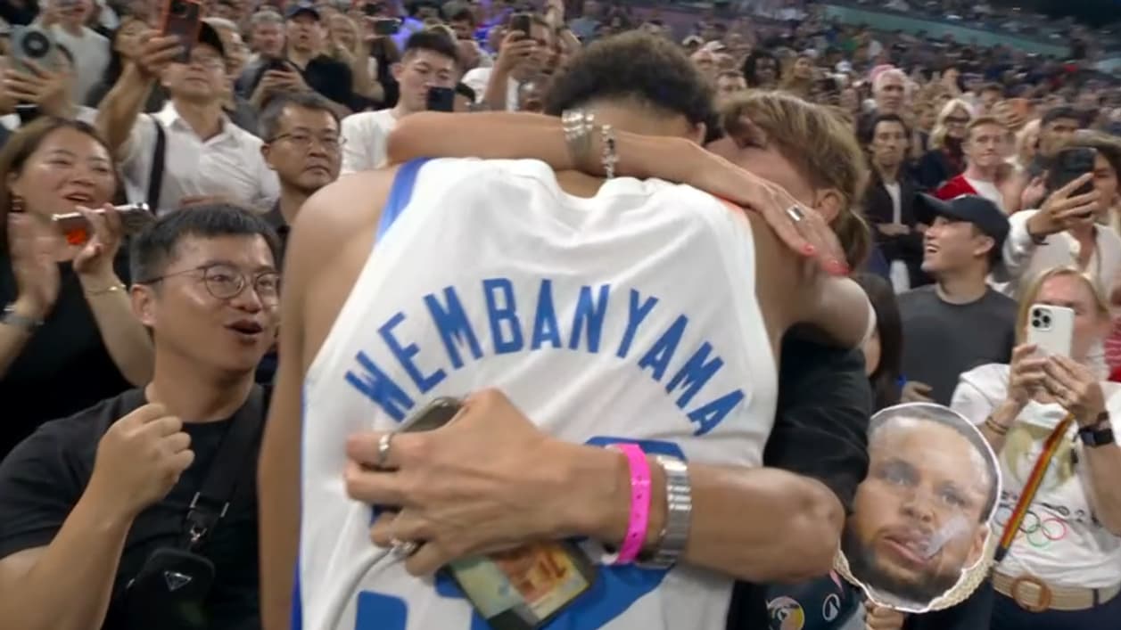 Victor Wembanyama dans les bras de sa maman après la finale de basket entre la France et les Etats-Unis, JO de Paris 2024, 10 août 2024 Victor Wembanyama dans les bras de sa maman après la finale de basket entre la France et les Etats-Unis, JO de Paris 2024, 10 août 2024