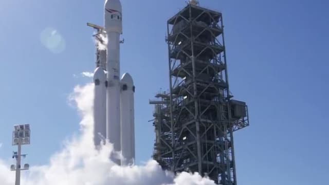 Falcon Heavy est le plus puissant lanceur du monde en service avec ses 27 moteurs nécessaires pour faire décoller ce mastodonte de 70 mètres de haut.