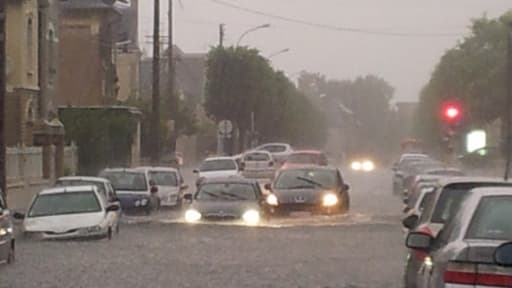 Une rue inondée à Caen, le 22 juillet