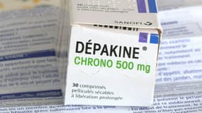 Une boîte de l'anti-épileptique Dépakine utilisée par des parents de victimes, le 13 décembre 2016 à Paris