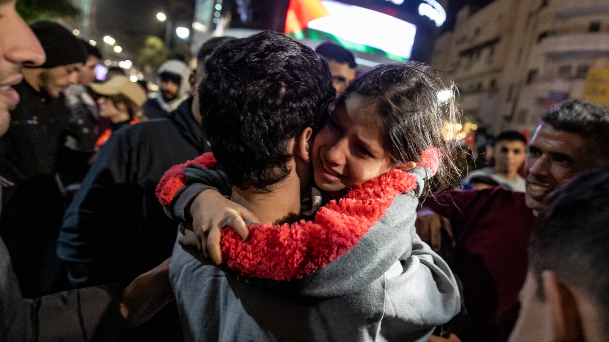 Une jeune fille serre dans ses bras un prisonnier palestinien récemment libéré à Ramallah, en Cisjordanie occupée, le 26 novembre 2023. Une jeune fille serre dans ses bras un prisonnier palestinien récemment libéré à Ramallah, en Cisjordanie occupée, le 26 novembre 2023.