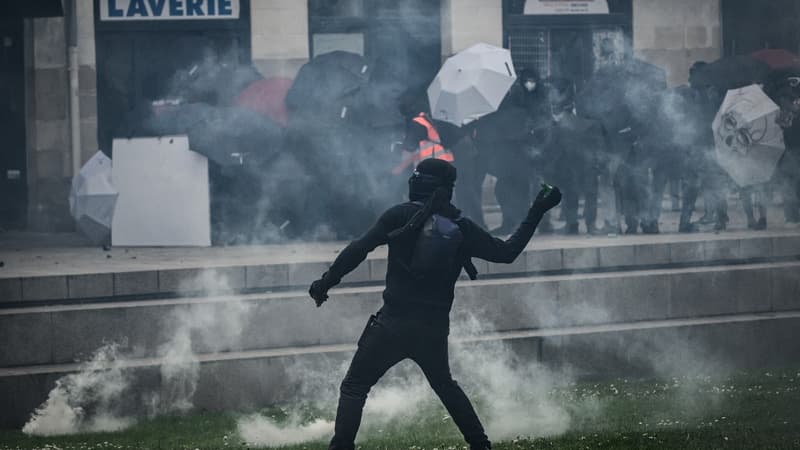 Un manifestant vêtu en noir en train de lancer un objet en marge du cortège du 1er-Mai à Nantes.