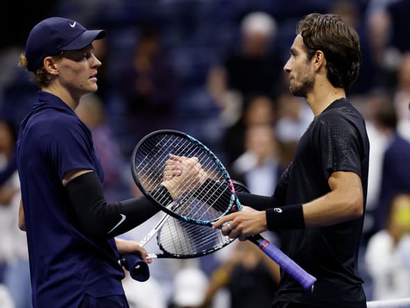 Jannik Sinner salue Lorenzo Musetti après sa victoire (6-1, 6-4, 6-2) en quarts de finale de l'US Open, le 3 septembre 2025