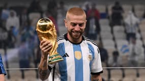 L'Argentin Papu Gomez avec la Coupe du monde après la victoire en finale contre la France