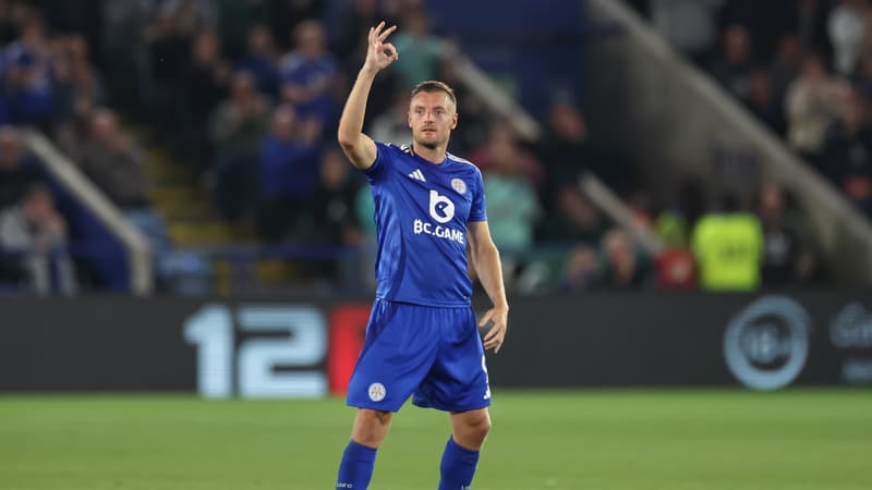 Jamie Vardy chambre les supporters de Tottenham en faisant le signe 0 comme le nombre de titre des Spurs depuis 2008, le 19 août 2024