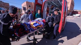 Le personnel d'urgence transporte un homme blessé dans la ville d'Amizmiz, au Maroc, au centre du Maroc, touchée par le séisme, le 11 septembre 2023.