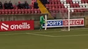 Jack McIntyre, gardien du club nord-irlandais des Carrick Rangers, pousse un ramasseur de balle lors du match contre Cliftonville, le 22 mars 2025