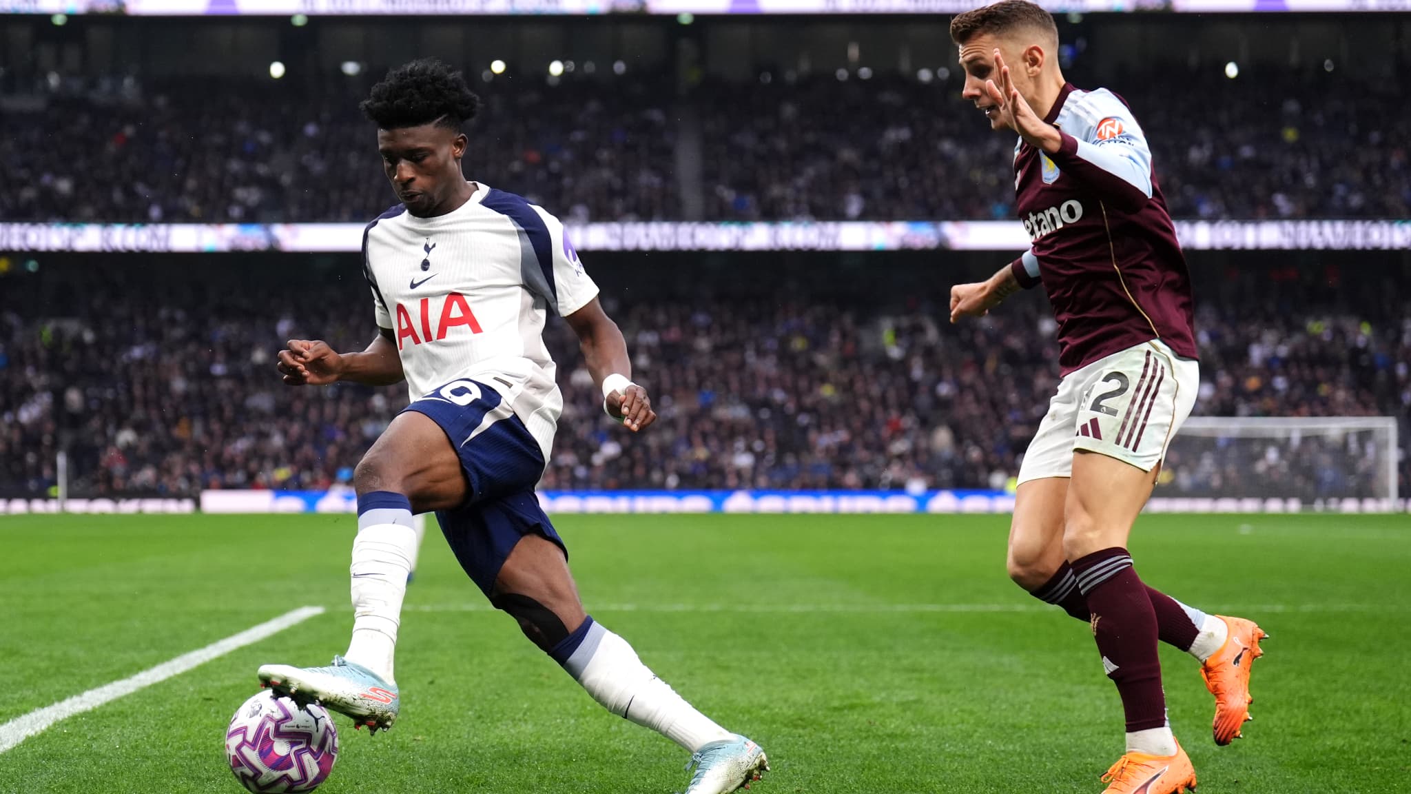L'IMAGE DE LA BLESSURE SAIGNANTE DE LUCAS DIGNE, DÉCISIF CONTRE TOTTENHAM MALGRÉ UNE GROSSE ENTAILLE