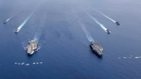 Les porte-avions USS Nimitz (d) et USS Ronald Reagan (g) croisant dans la région Indo-Pacifique le 6 juillet 2020 