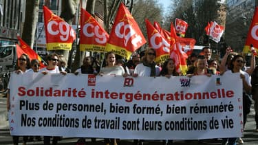 Emmanuel Macron et son gouvernement font quelques concessions aux catégories sociales mécontentes de sa politique.