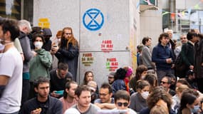 Des militants écologistes à l'assemblée générale d'Amundi, le 24 mai 2024