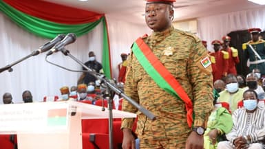 Le lieutenant-colonel Paul-Henri Sandaogo Damiba est investi président du Burkina Faso le 16 février 2022 à Ouagadougou