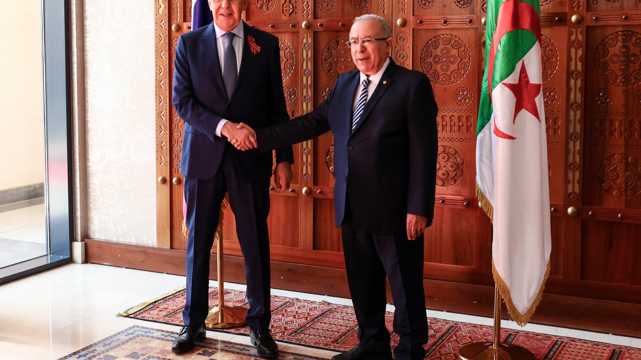 Une photo prise et publiée par le service de presse du ministère russe des Affaires étrangères montrant le ministre russe des Affaires étrangères Sergueï Lavrov (à gauche) avec son homologue algérien Ramtane Lamamra lors de leur rencontre à Alger le 10 mai 2022. 