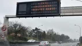 Un panneau signalisant le plan alerte enlèvement sur une route à toulouse, le 6 janvier 2018