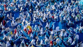La ville bretonne de Landerneau (Finistère) bat le record du monde de rassemblement de Schtroumpfs, le 17 mai 2025