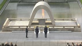 Barack Obama a déposé une gerbe de fleurs sur le mémorial des vitimes.