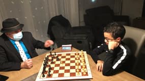 Le petit Mohammed Iberraken, 14 ans, en train de jouer aux échecs contre un homme plus âgé que lui.
