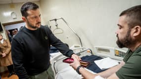 Le président ukrainien Volodymyr Zelensky lors d'une visite dans un hôpital militaire à Kiev, en Ukraine, le 19 novembre 2024.