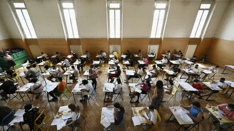 Les lycéens passent l'épreuve de français, le 17 juin 2021, au lycée Pasteur de Strasbourg, dans l'est de la France.