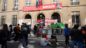 L'entrée de Sciences Po bloquée par des étudiants, le 14 avril 2022