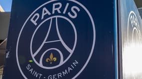Le logo du PSG aux abords du Parc des Princes, octobre 2021