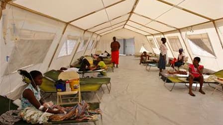 Un dispensaire de la Croix-Rouge pour les victimes du choléra à Haïti, où une épidémie s'est déclarée en octobre. Selon des scientifiques, cette maladie a connu des mutations importantes ces dernières années, ce qui la rend nettement plus virulente. /Phot