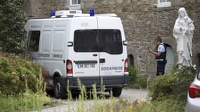 Des véhicules des forces de l'ordre sont stationnés à Saint-Laurent-sur-Sèvres, où un prêtre a été assassiné lundi 9 août 2021