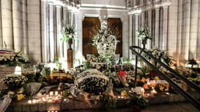 Des fleurs et des bougies déposées sur les marches de l'église de Notre-Dame de Nice, le 30 octobre 2020