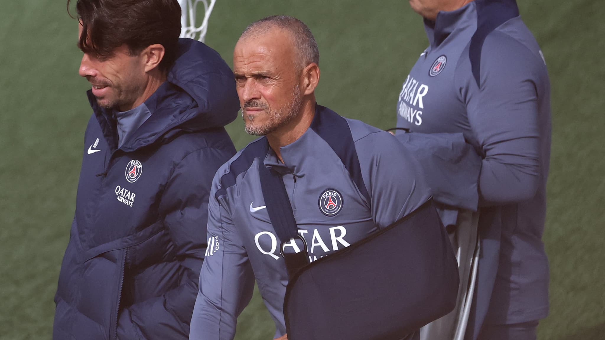NOUVEAU LOOK ET BRAS EN ÉCHARPE: LES IMAGES DU RETOUR À L'ENTRAÎNEMENT DE LUIS ENRIQUE APRÈS SA FRACTURE D'UNE CLAVICULE